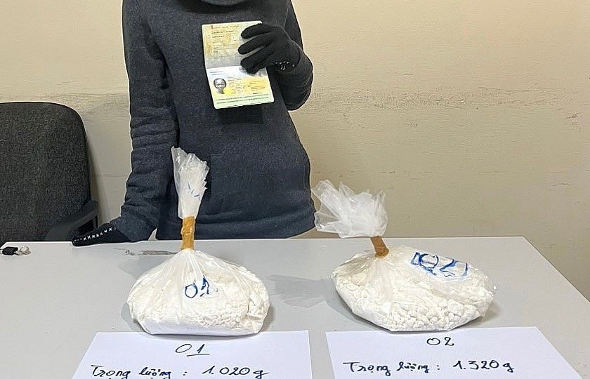 Hải quan bắt hơn 2,3kg cocain trong hành lý của khách nhập cảnh