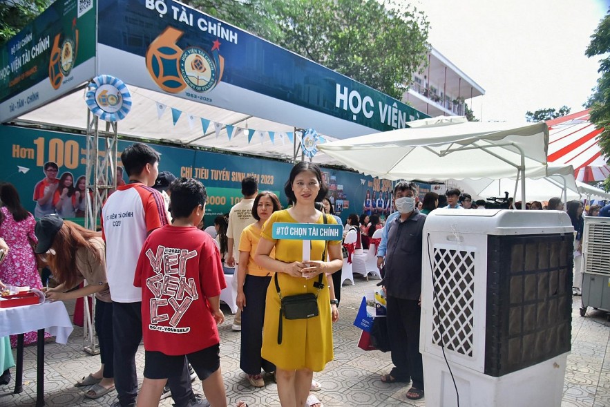 Nhiều thí sinh muốn được trúng tuyển vào Học viện Tài chính