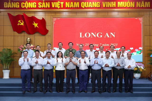 Thủ tướng: Long An đang có cơ hội, khí thế và động lực phát triển mới - Ảnh 9.