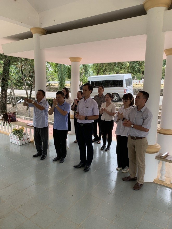 Đoàn cơ quan đại diện Văn phòng Bộ Tài chính dâng hương tại Nghĩa trang liệt sĩ Ban Kinh tài trung ương cục miền Nam