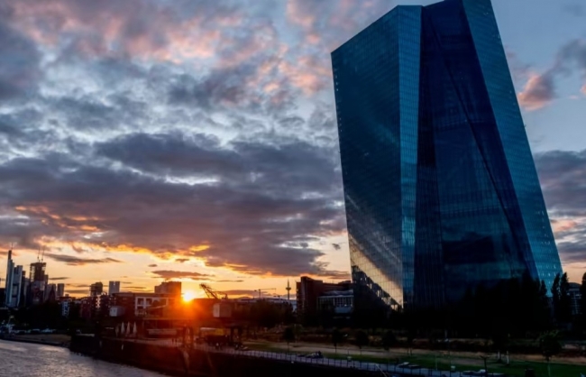 ECB bước vào trận chiến khó khăn khi quyết định lãi suất