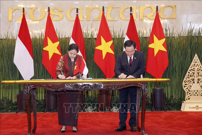 Chủ tịch Quốc hội Vương Đình Huệ hội đàm với Chủ tịch Hội đồng Đại biểu nhân dân Indonesia