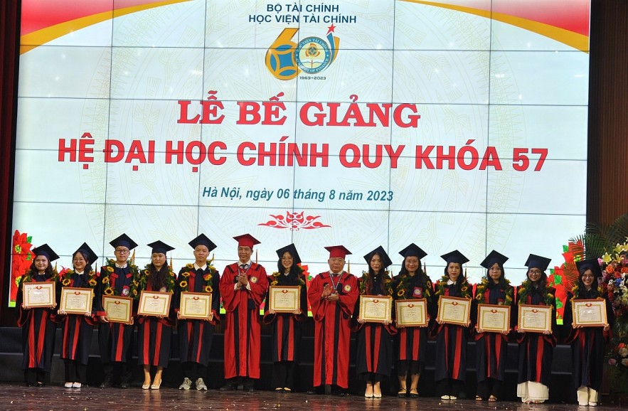 Hơn 3.700 sinh viên Học viện Tài chính khóa 57 nhận bằng tốt nghiệp Hơn 3.700 sinh viên Học viện Tài chính khóa 57 nhận bằng tốt nghiệp