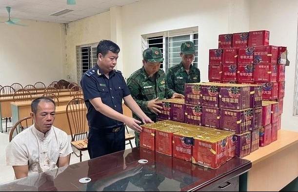 Hải quan Lào Cai phối hợp bắt giữ vụ vận chuyển trái phép 168 kg pháo nổ