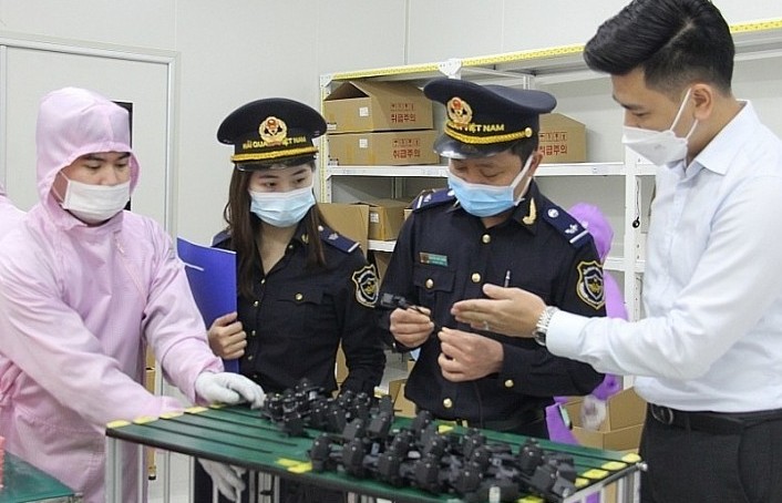 Customs sector spreads the spirit of supporting businesses to overcome difficulties
