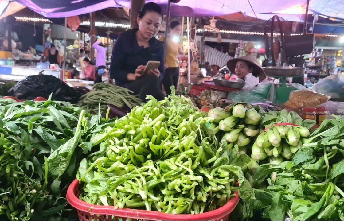Giá rau xanh tại các chợ truyền thống tại Hà Nội tăng cao