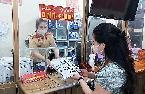 Từ 15/8: Có thể bị phạt 8 triệu đồng nếu không nộp lại biển số khi bán xe Từ 15/8: Có thể bị phạt 8 triệu đồng nếu không nộp lại biển số khi bán xe