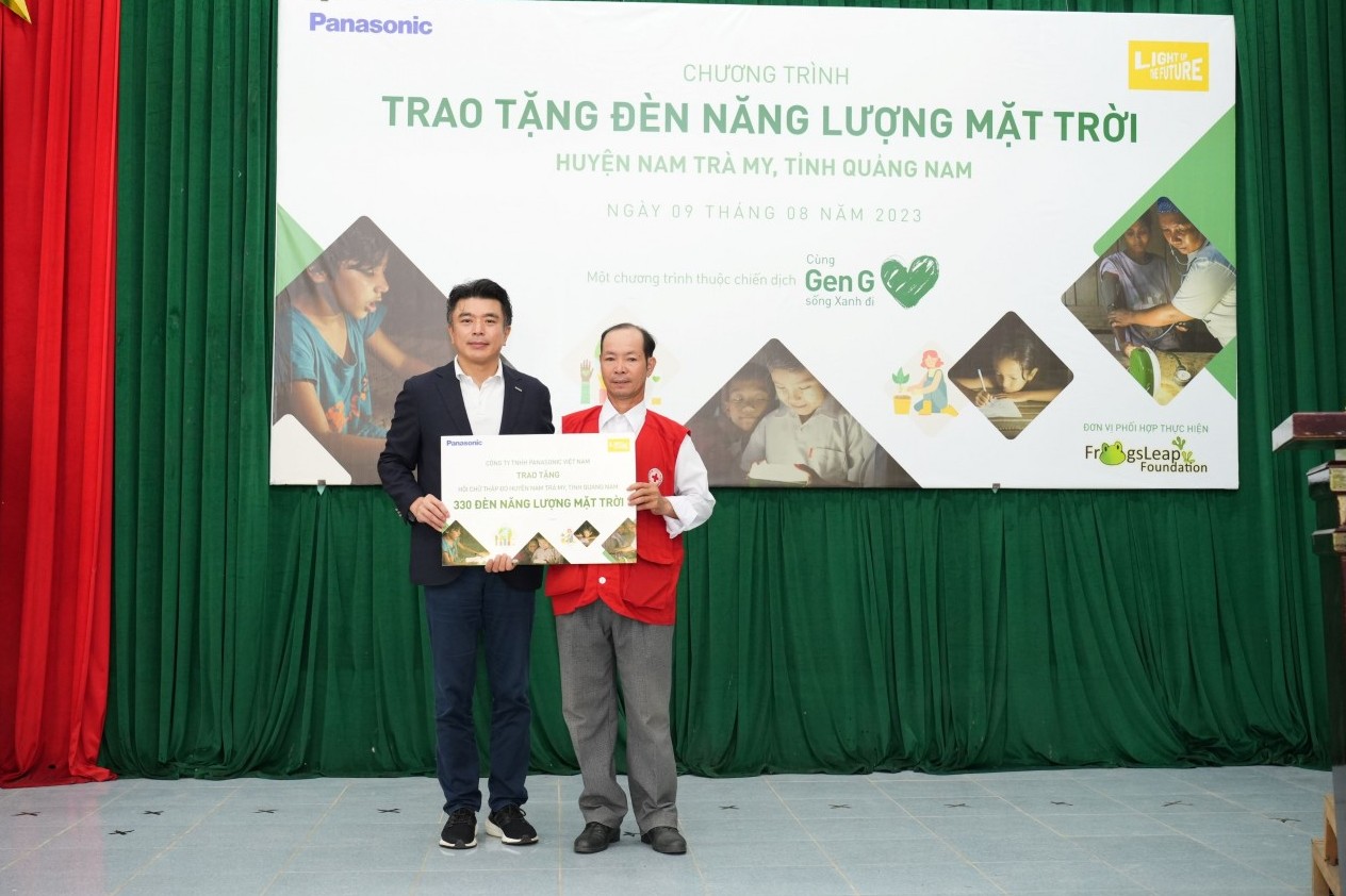 Panasonic trao tặng 300 đèn năng lượng mặt trời tại huyện Nam Trà My, Quảng Nam
