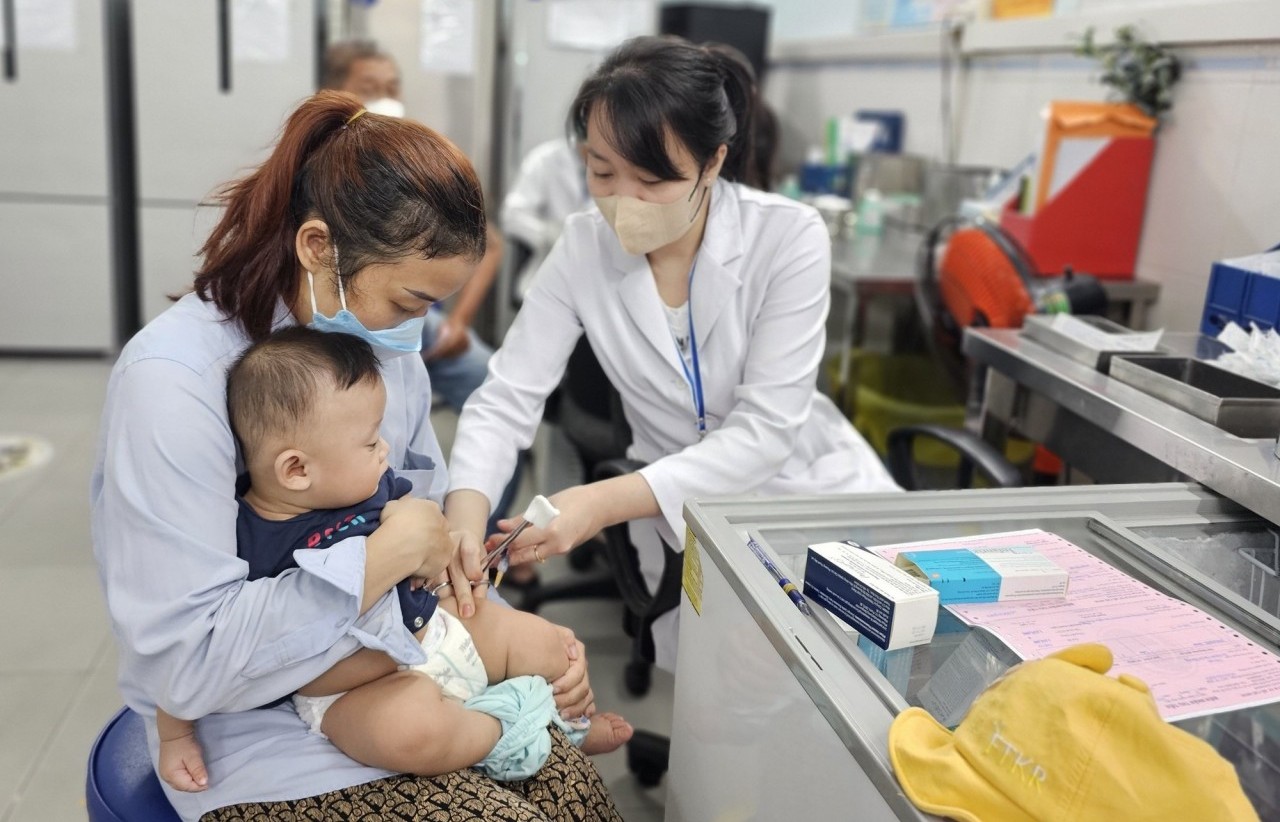 Phân bổ 185.000 liều vaccine 5 trong 1 cho 49 tỉnh, thành phố để tiêm miễn phí cho trẻ