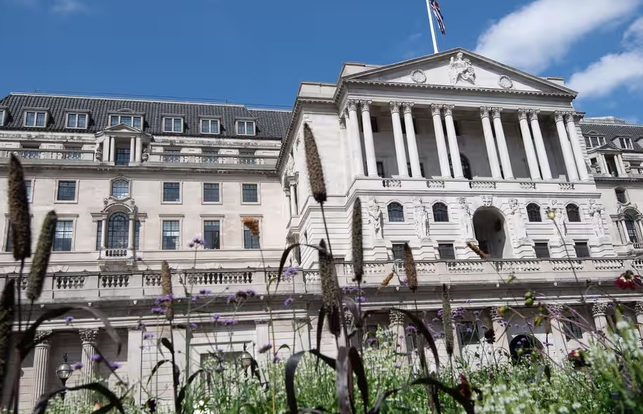 Ngân hàng Trung ương Anh chịu áp lực tăng lãi suất mặc dù lạm phát đã giảm