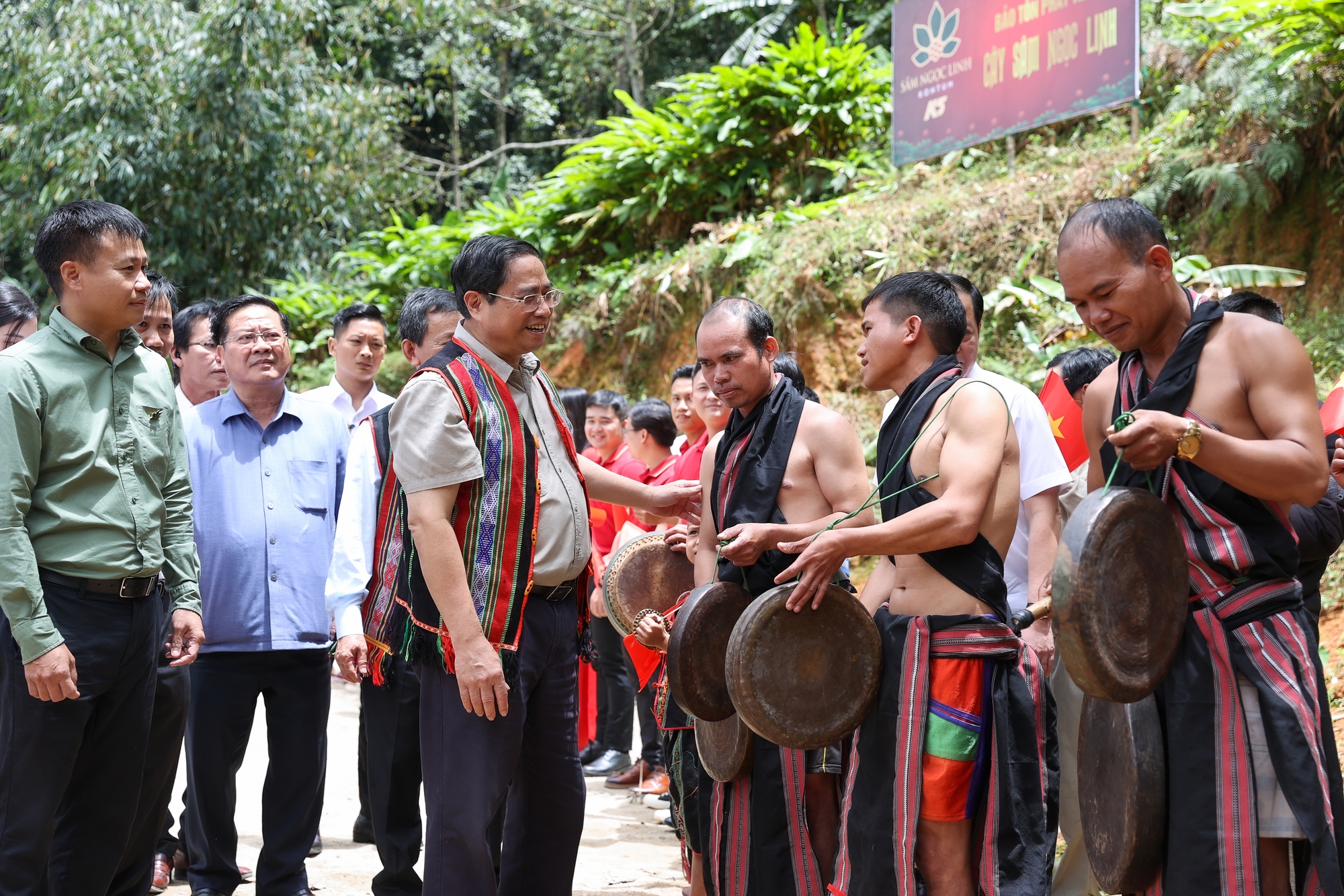 Thủ tướng: Đẩy mạnh liên kết, phát huy vai trò người dân trong sản xuất, chế biến sâm Ngọc Linh