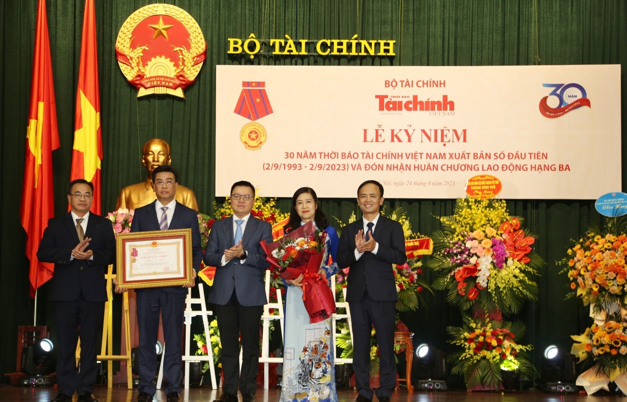 Thời báo Tài chính Việt Nam đón nhận Huân chương Lao động hạng Ba