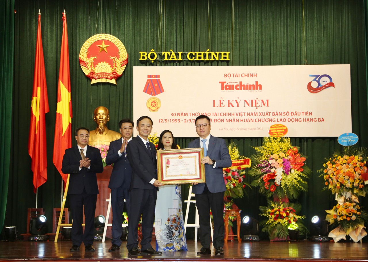 Thời báo Tài chính Việt Nam đón nhận Huân chương Lao động hạng Ba