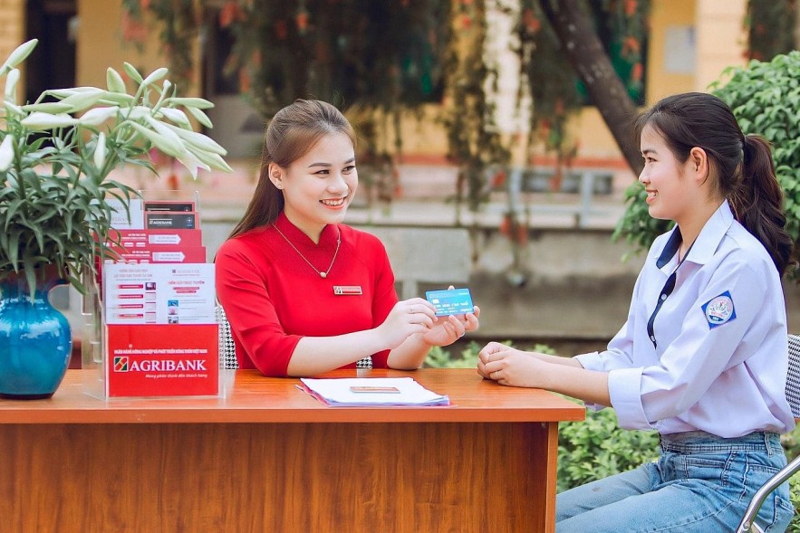 Agribank dành 1,833 tỷ đồng tặng tân sinh viên 2023