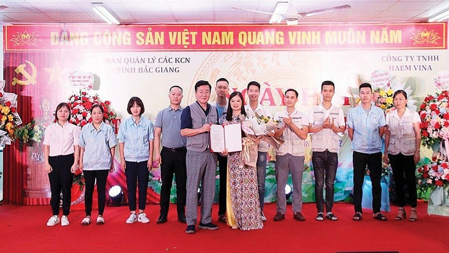 Phát triển mạnh tổ chức đảng, quan tâm chăm lo đời sống công nhân