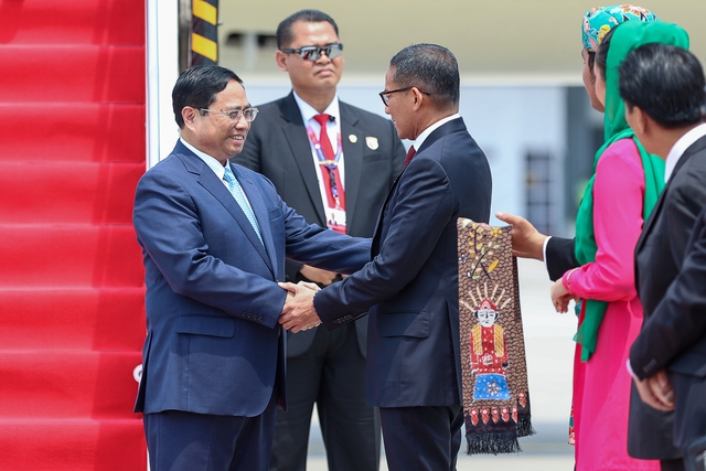 Thủ tướng Phạm Minh Chính tới Indonesia, bắt đầu chuyến công tác dự Hội nghị cấp cao ASEAN lần thứ 43 - Ảnh 2. Thủ tướng Phạm Minh Chính tới Indonesia, bắt đầu chuyến công tác dự Hội nghị cấp cao ASEAN lần thứ 43 - Ảnh 2.
