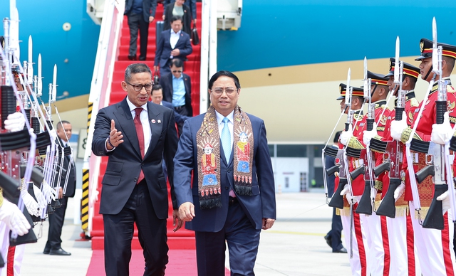 Thủ tướng Phạm Minh Chính tới Indonesia, bắt đầu chuyến công tác dự Hội nghị cấp cao ASEAN lần thứ 43 - Ảnh 5. Thủ tướng Phạm Minh Chính tới Indonesia, bắt đầu chuyến công tác dự Hội nghị cấp cao ASEAN lần thứ 43 - Ảnh 5.