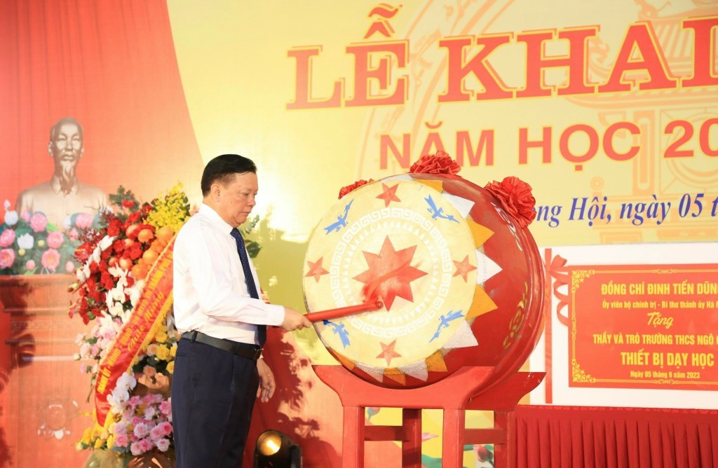 Bí thư Thành ủy Hà Nội Đinh Tiến Dũng đánh trống khai giảng năm học mới