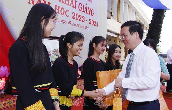 Chủ tịch nước Võ Văn Thưởng đánh trống khai giảng năm học mới tại Gia Lai