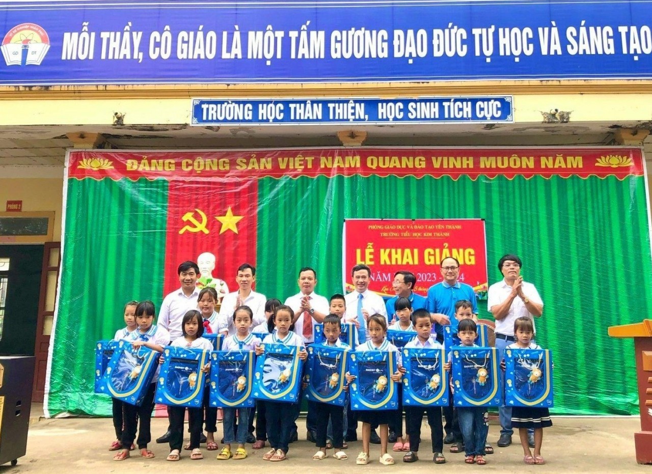 Bảo Việt Nhân thọ trao 6.000 suất “quà vui tới trường” cho trẻ em hoàn cảnh khó khăn