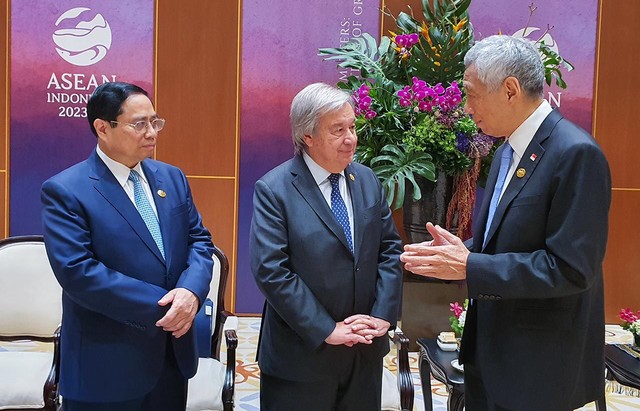 Thủ tướng Phạm Minh Chính trao đổi với Thủ tướng Singapore và Tổng thư ký Liên Hợp quốc