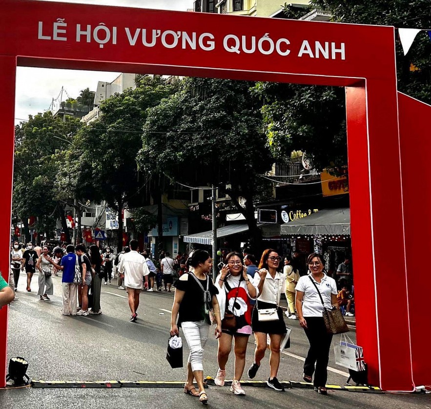 Hà Nội: Sôi động, hấp dẫn Lễ hội Vương quốc Anh trên phố đi bộ hồ Hoàn Kiếm