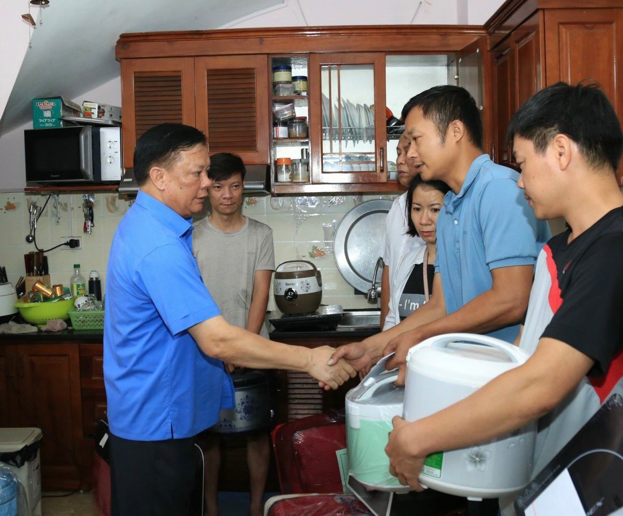 Bí thư Thành ủy Hà Nội Đinh Tiến Dũng thăm, động viên, trao hỗ trợ cho nạn nhân vụ cháy tại Thanh Xuân