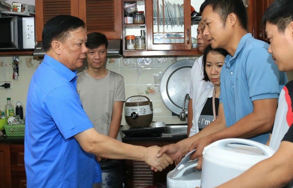 Bí thư Thành ủy Hà Nội Đinh Tiến Dũng thăm, động viên, trao hỗ trợ cho nạn nhân vụ cháy tại Thanh Xuân