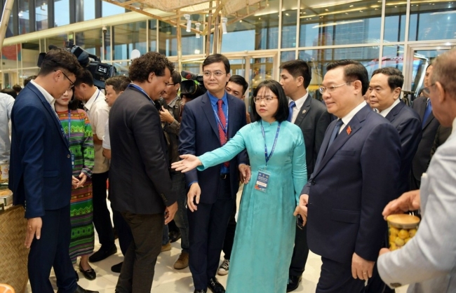 hon 100 san pham ocop duoc gioi thieu tai trien lam ben le hoi nghi nghi si tre toan cau 9