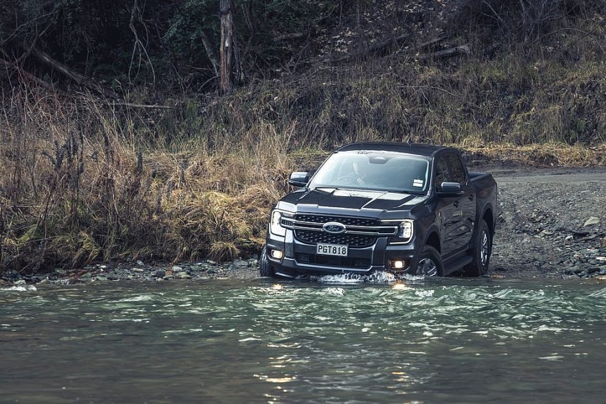 Ford hướng dẫn cách thức để lái xe qua vùng ngập nước an toàn