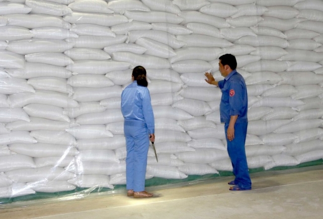 Xuất cấp gần 216 tấn gạo dự trữ hỗ trợ người dân huyện Mường Lát bảo vệ rừng