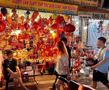 Hà Nội:  Người dân, du khách hồ hởi đổ về khu phố Hàng Mã vui Tết Trung thu