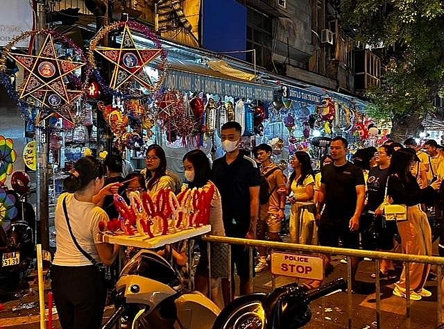 Hà Nội:  Người dân, du khách hồ hởi đổ về khu phố Hàng Mã vui Tết Trung thu