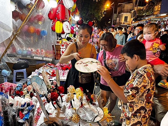 Hà Nội: Người dân, du khách hồ hởi đổ về khu phố Hàng Mã vui Tết Trung thu Hà Nội: Người dân, du khách hồ hởi đổ về khu phố Hàng Mã vui Tết Trung thu