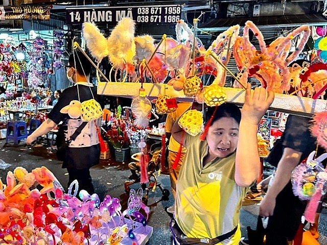 Hà Nội:  Người dân, du khách hồ hởi đổ về khu phố Hàng Mã vui Tết Trung thu