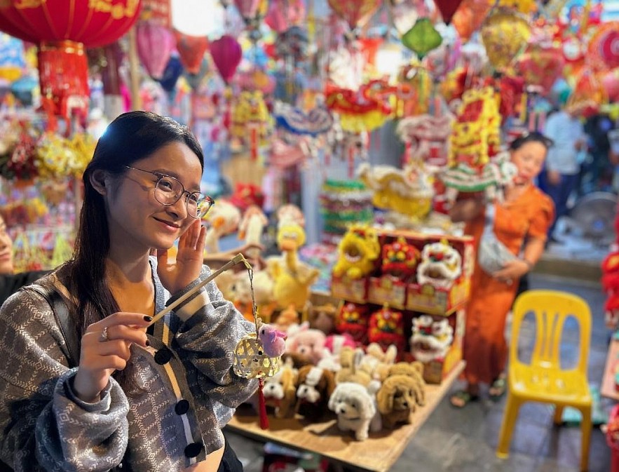 Hà Nội: Người dân, du khách hồ hởi đổ về khu phố Hàng Mã vui Tết Trung thu Hà Nội: Người dân, du khách hồ hởi đổ về khu phố Hàng Mã vui Tết Trung thu
