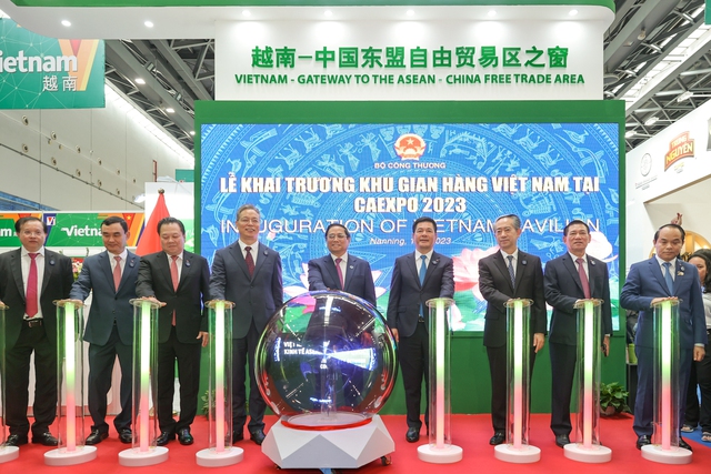 Thủ tướng: Mong muốn Việt Nam trở thành điểm trung chuyển hàng hóa giữa ASEAN và Trung Quốc - Ảnh 1.