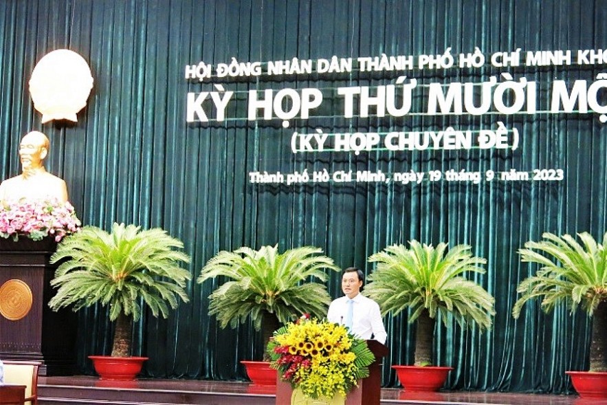 Phó Chủ tịch UBND TP. Hồ Chí Minh trình bày nội dung tờ trình thành lập Sở An toàn thực phẩm tại kỳ họp. Ảnh Việt Dũng