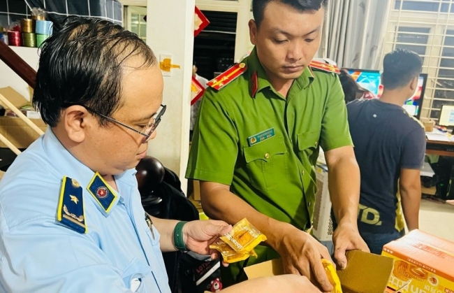 TP. Hồ Chí Minh: Lại phát hiện, thu giữ gần 4.000 bánh trung thu không rõ nguồn gốc xuất xứ