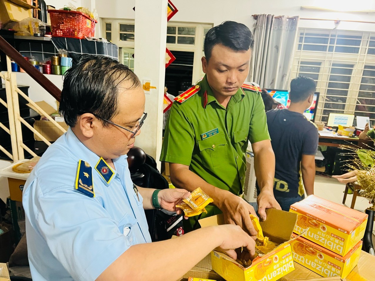 TP. Hồ Chí Minh: Lại phát hiện, thu giữ gần 4.000 bánh trung thu không rõ nguồn gốc xuất xứ