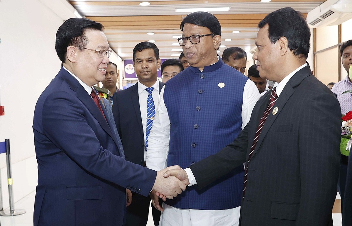 Chủ tịch Quốc hội đến Dhaka, bắt đầu thăm chính thức Bangladesh