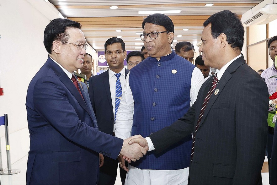 Chủ tịch Quốc hội đến Dhaka, bắt đầu thăm chính thức Bangladesh