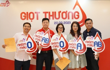 Người TNG Holdings Vietnam mang “Giọt thương” gửi vào ngân hàng máu