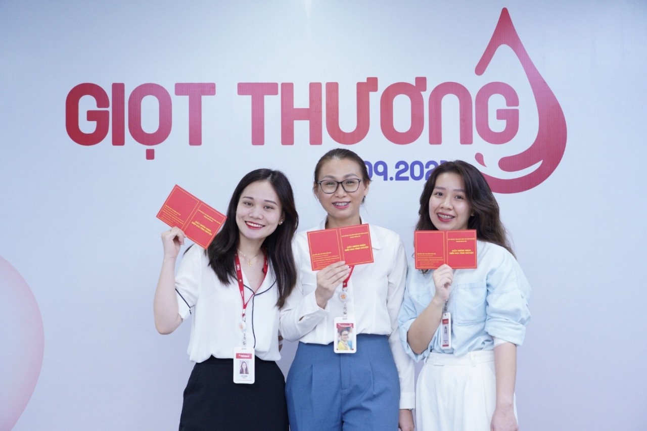 Người TNG Holdings Vietnam mang “Giọt thương” gửi vào ngân hàng máu