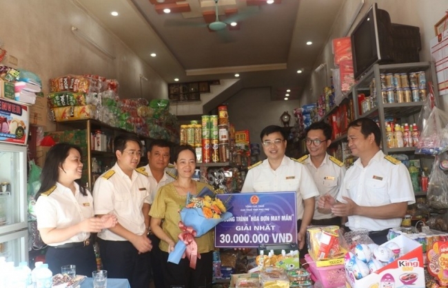 Cục Thuế Phú Thọ trao 2 giải nhất “Hóa đơn may mắn” cho người trúng thưởng