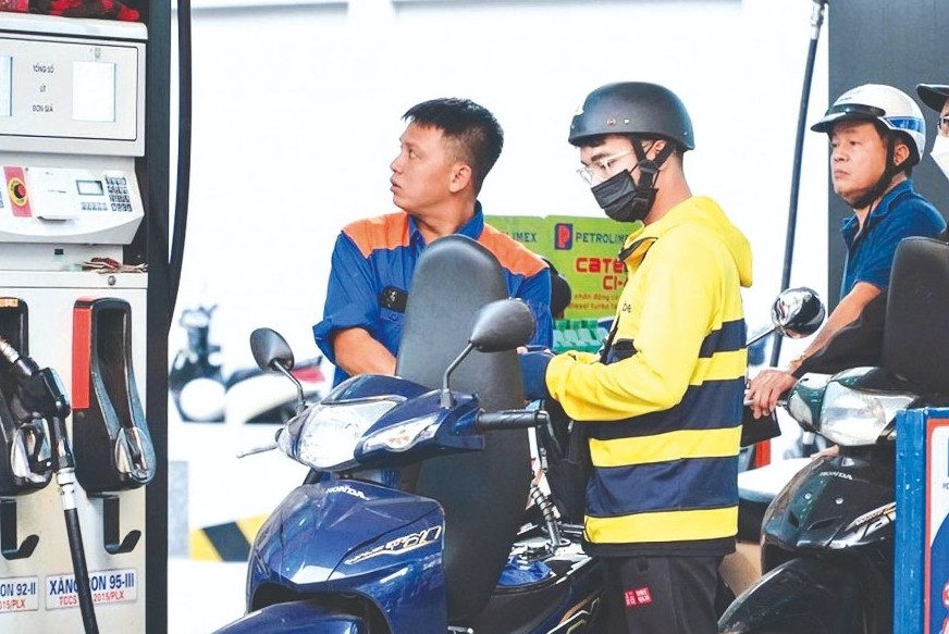 Giá dầu tăng chóng mặt dấy lên lo ngại lạm phát