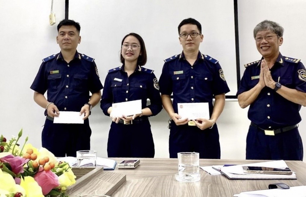 Thưởng "nóng" công chức Hải quan Đà Nẵng bắt lô Iphone nhập lậu