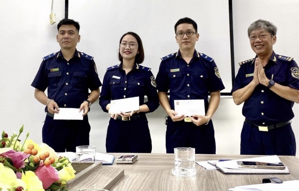 Khen thưởng công chức Hải quan Đà Nẵng lập thành tích vụ lô hàng lậu 20 chiếc iPhone 15 Pro Max | Tạp chí điện tử Hải quan Online