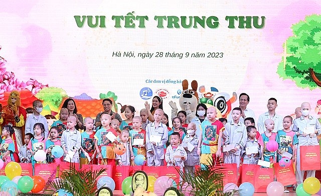 Thủ tướng tặng quà bệnh nhi có hoàn cảnh khó khăn nhân dịp Trung thu