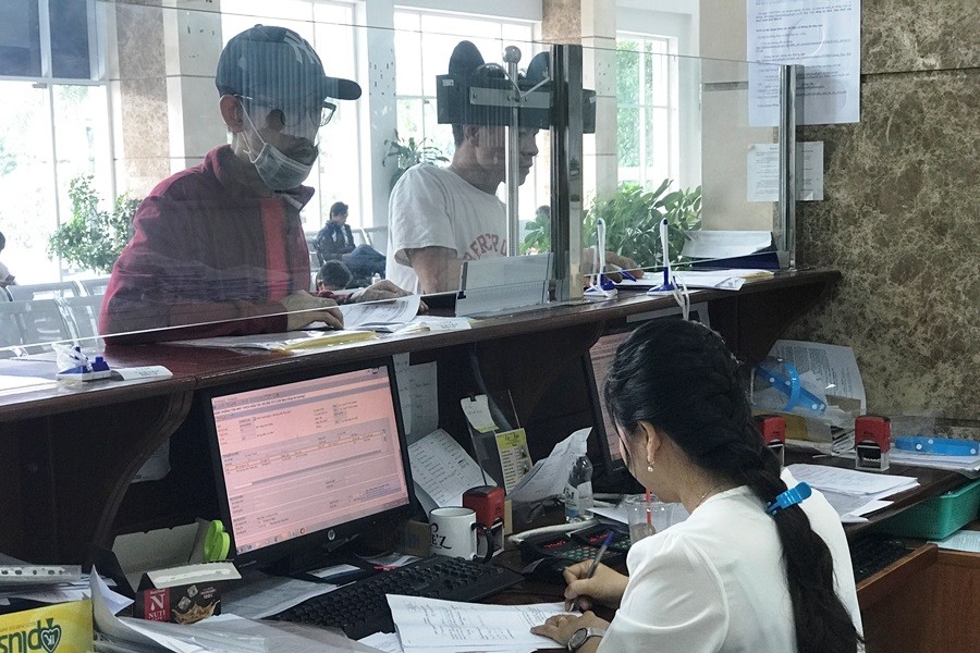Công chức Cục Thuế TP. Hồ Chí Minh tiếp nhận hồ sơ miễn, giảm, gia hạn thuế cho doanh nghiệp. Ảnh Đỗ Doãn